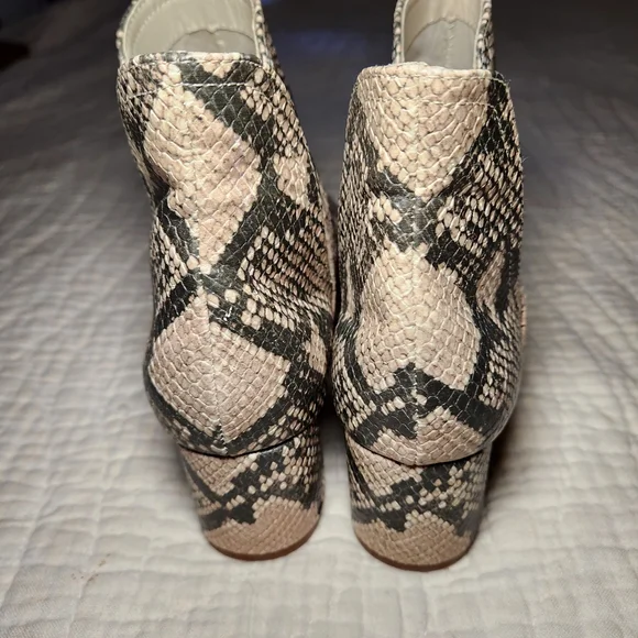 Steve Madden Womens Sz 8.5 Snakeskin Print Ankle Booties Block Heel Side Slits - Picture 3 of 8